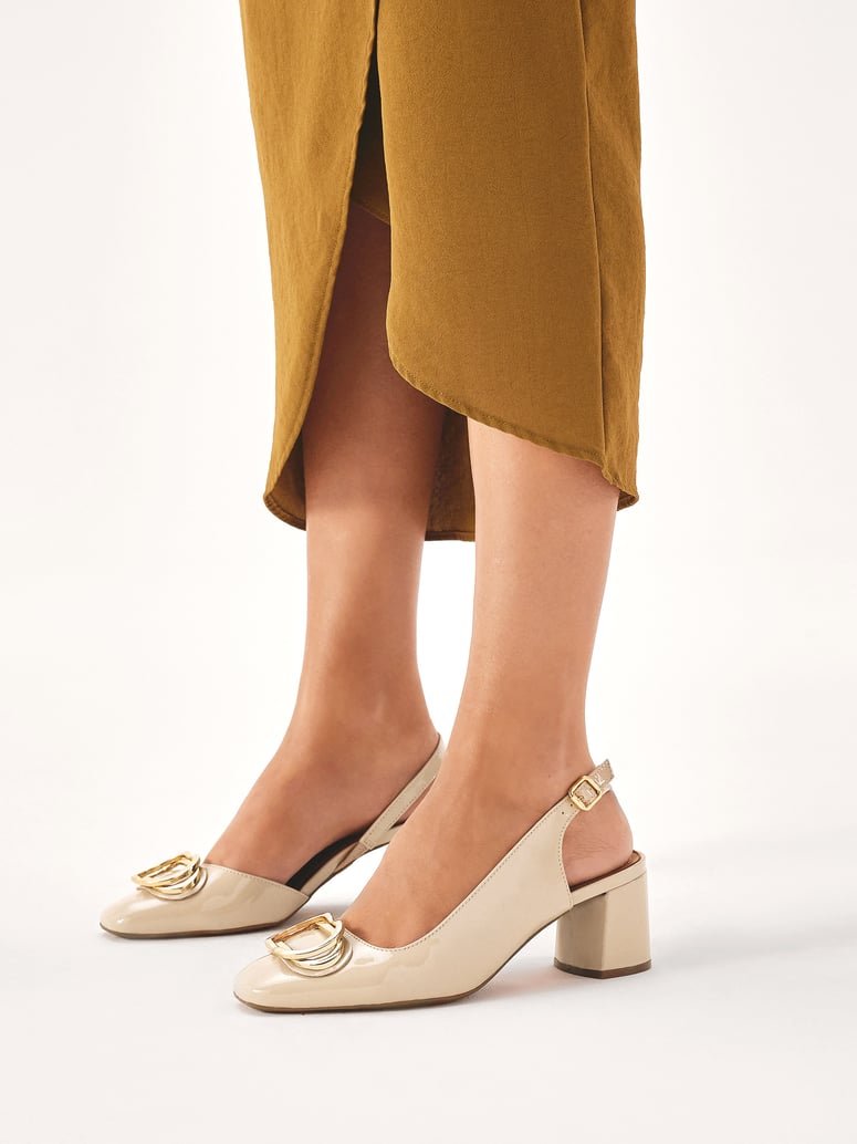 Kazar-Lacklederpumps-mit-offenem-Absatz-auf-niedrigem-Pfosten-beige