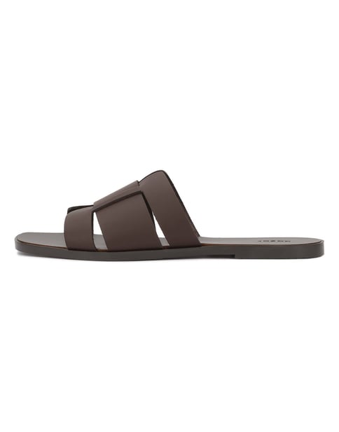 Braune flache Leder-Flip-Flops