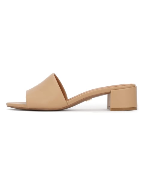 Beigefarbene Leder-Flip-Flops mit breitem Absatz