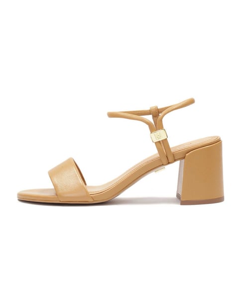 Sandalen mit breitem Absatz und originellem Verschluss