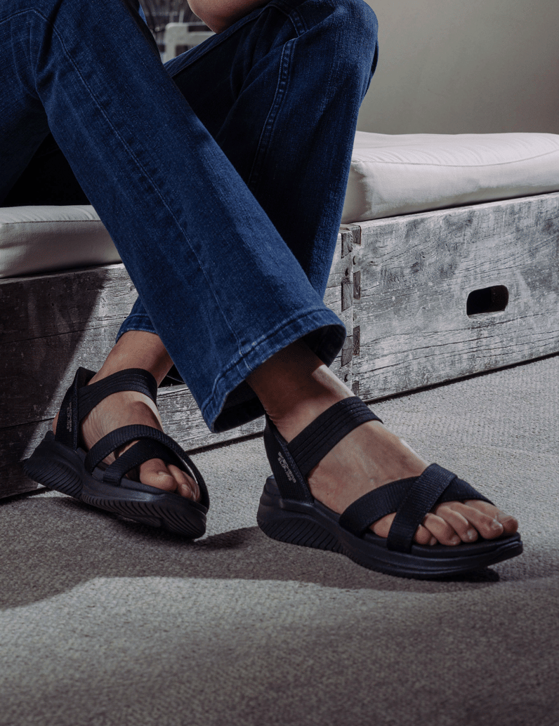 Skechers-SLIP-INS-ULTRA-FLEX-SANDAL-schwarz