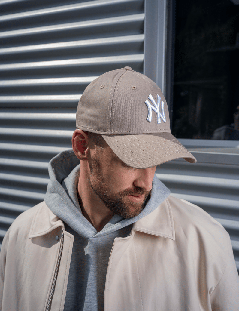 NEW-ERA-LEAGUE-ESSENTIAL-9FORTY-schwarz