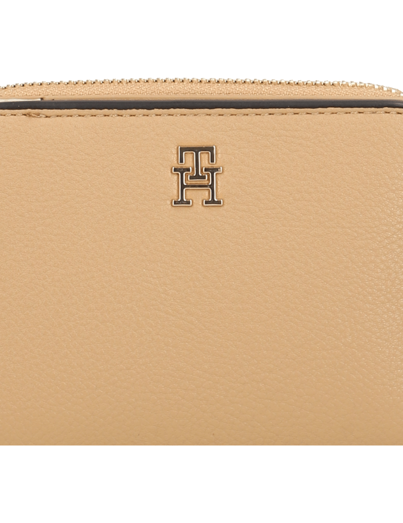 Tommy-Hilfiger-TH-ICON-MED-ZA-W/-FLAP-SEASONAL-beige