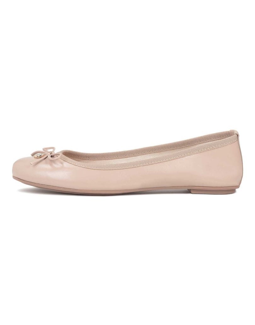 Kazar-Nackte-Lederballerinas-mit-Schleife-und-Metallanhänger-beige