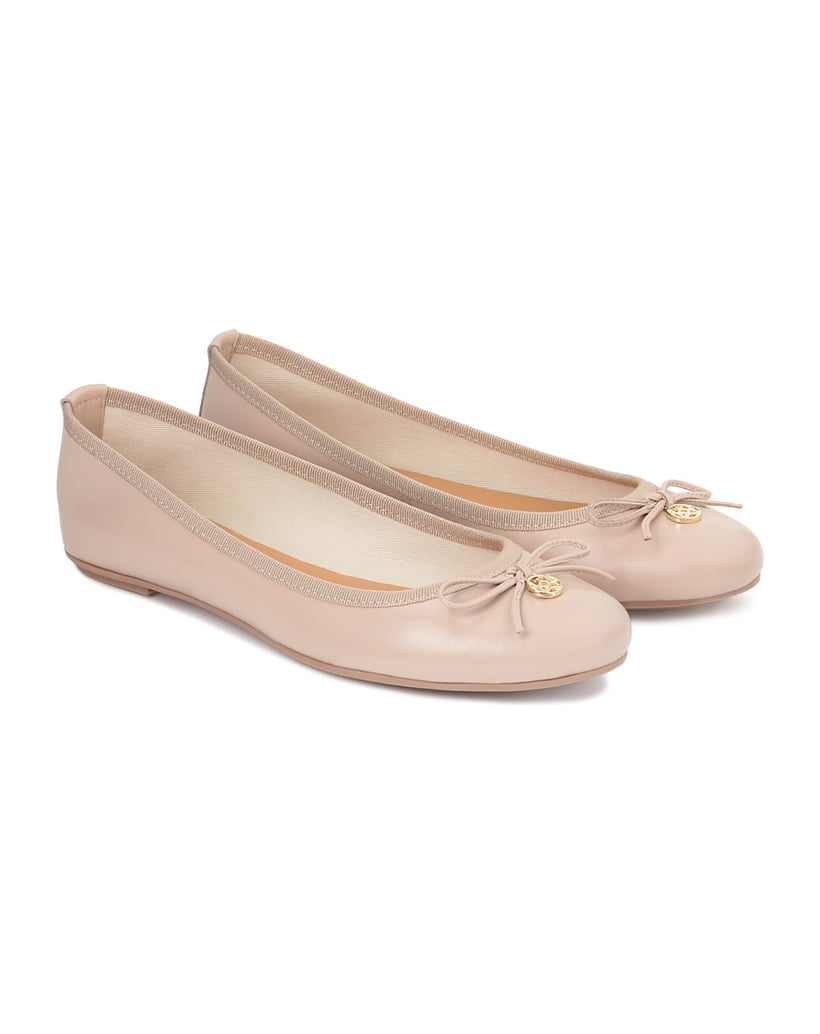Kazar-Nackte-Lederballerinas-mit-Schleife-und-Metallanhänger-beige