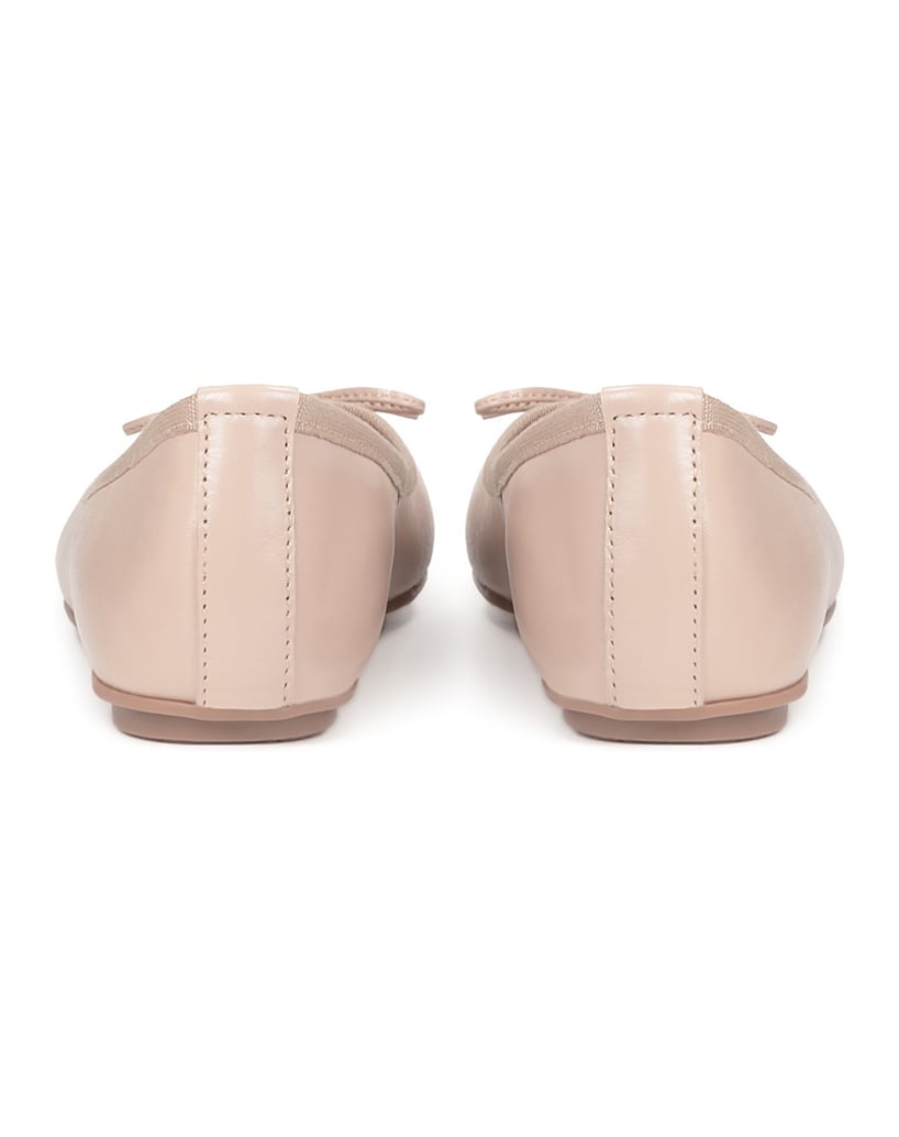 Kazar-Nackte-Lederballerinas-mit-Schleife-und-Metallanhänger-beige