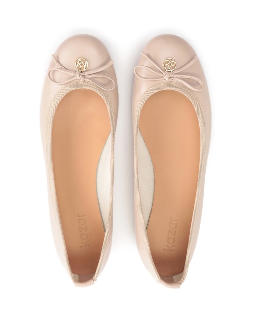 Kazar-Nackte-Lederballerinas-mit-Schleife-und-Metallanhänger-beige