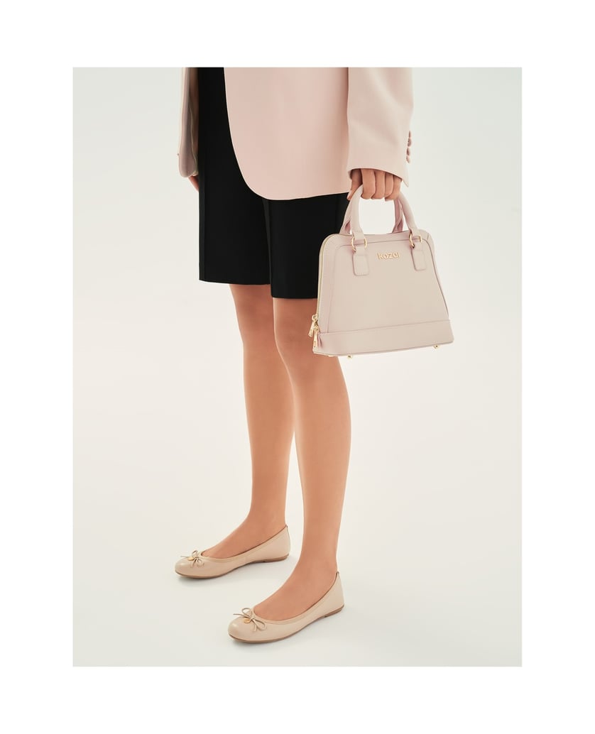 Kazar-Nackte-Lederballerinas-mit-Schleife-und-Metallanhänger-beige