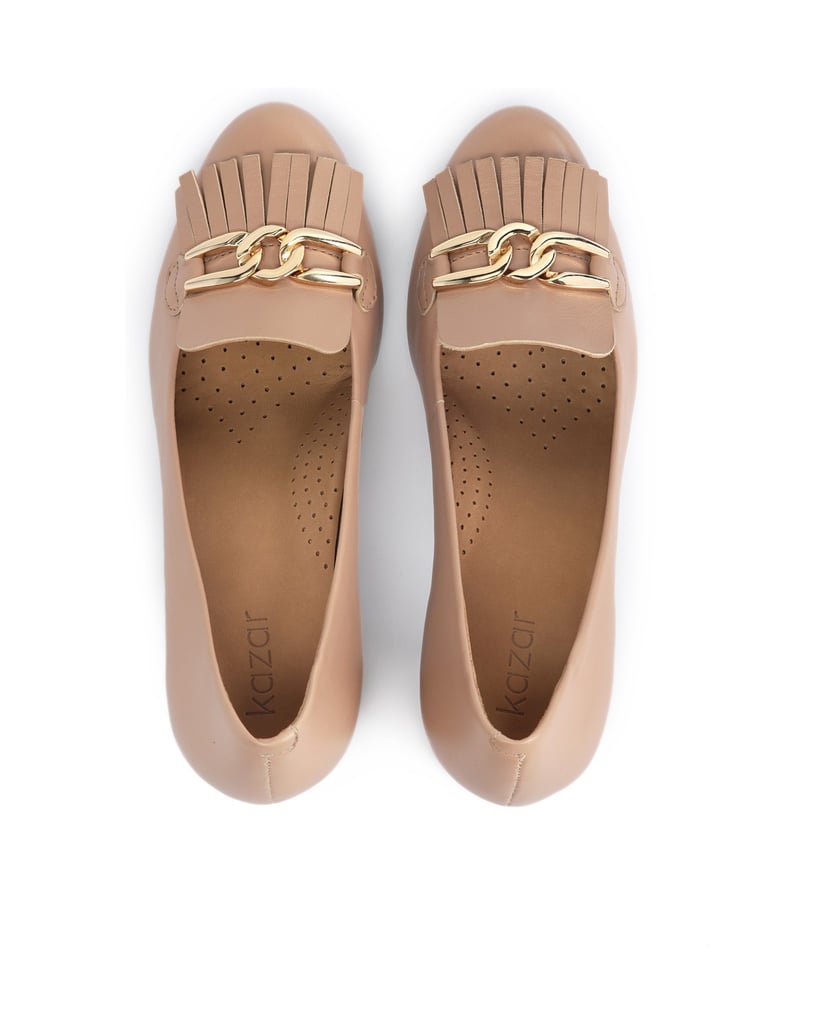 Kazar-Hellbraune-Lederpumps-mit-Troddeln-und-einer-Kette-camel
