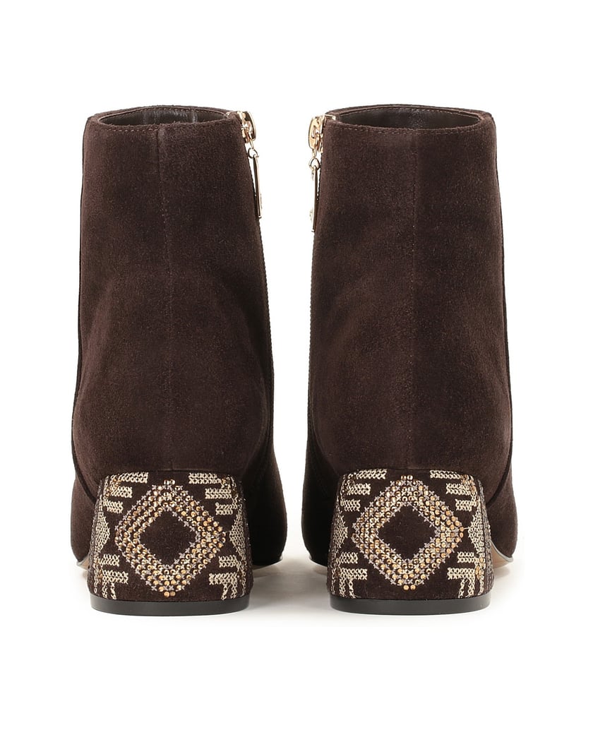 Kazar-Wildlederstiefel-auf-einem-mit-Zirkonium