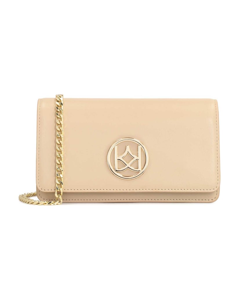 Kazar-Rechteckige-Ledertasche-an-einer-goldenen-Kette-beige
