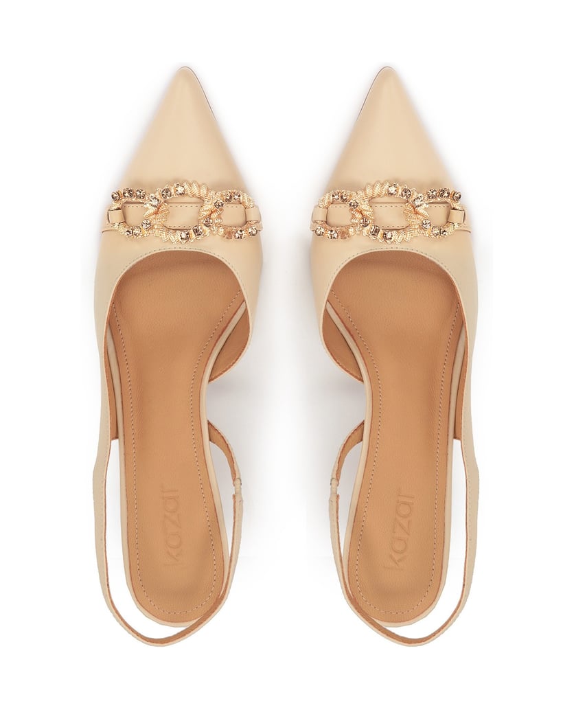 Kazar-Fleischfarbene-Pumps-mit-unbedecktem-Absatz-und-einer-großen-Metallkette-beige