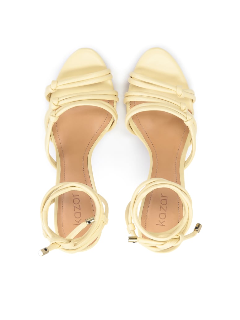 Kazar-Ledersandalen-mit-auffälligen-Riemen-zum