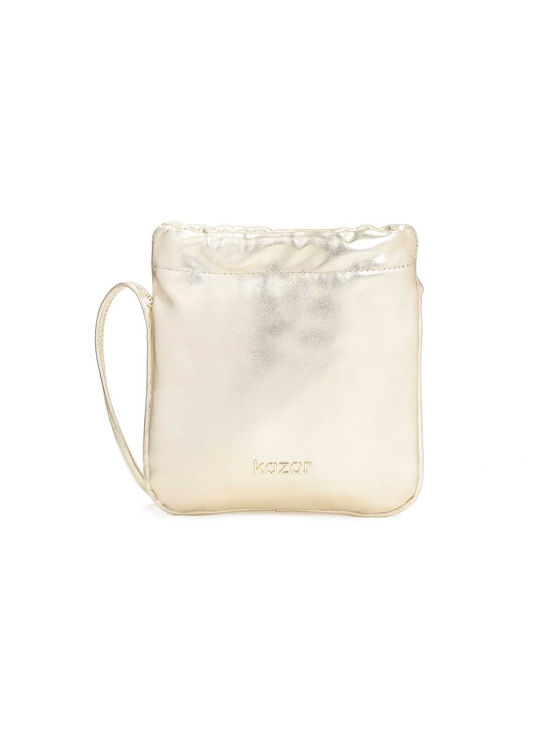 Kazar-Minimalistische-goldene-Tasche-an-einem