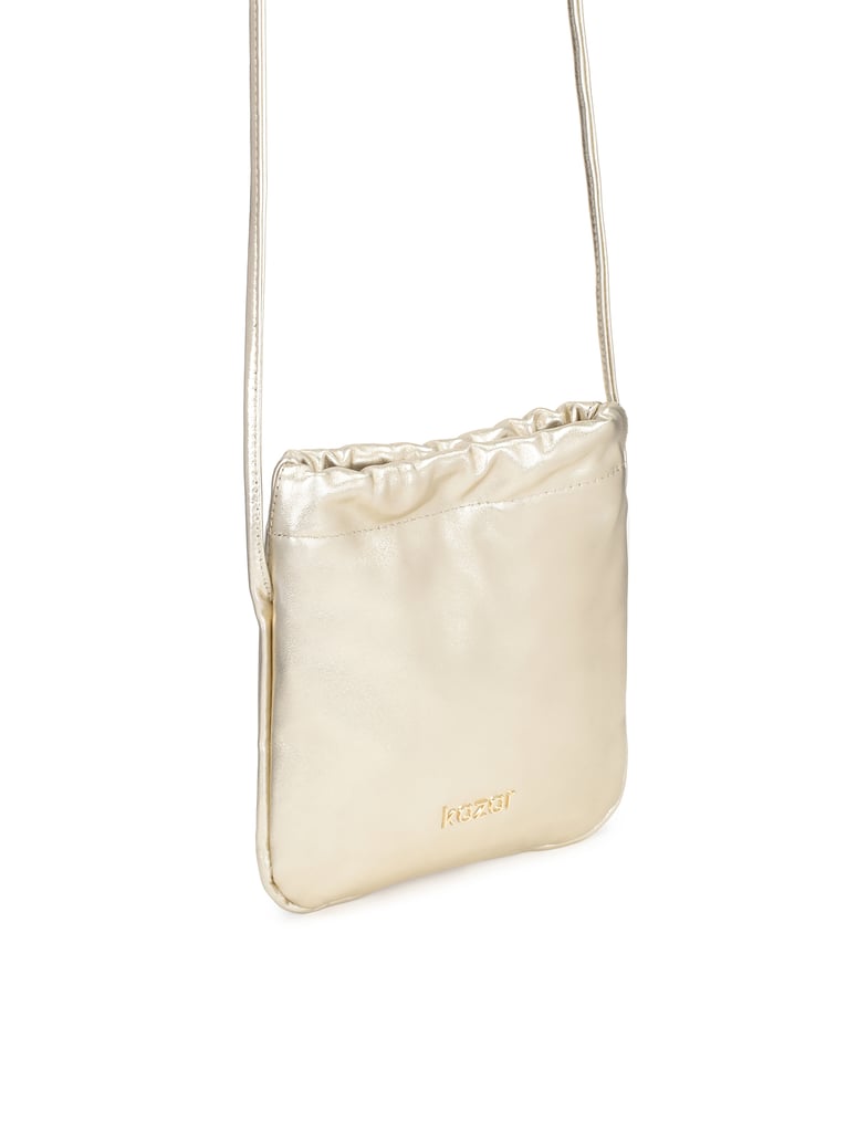 Kazar-Minimalistische-goldene-Tasche-an-einem