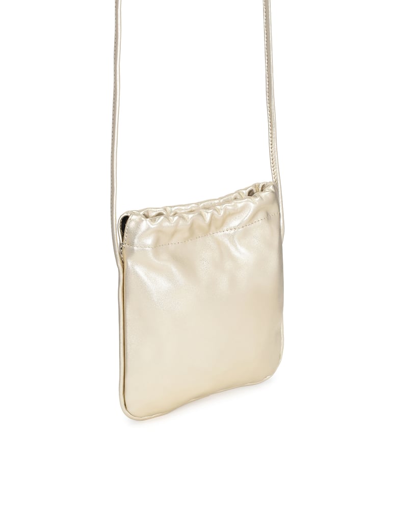 Kazar-Minimalistische-goldene-Tasche-an-einem