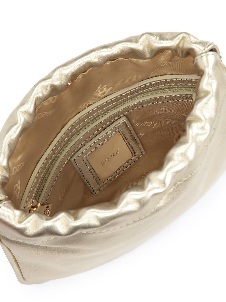 Kazar-Minimalistische-goldene-Tasche-an-einem