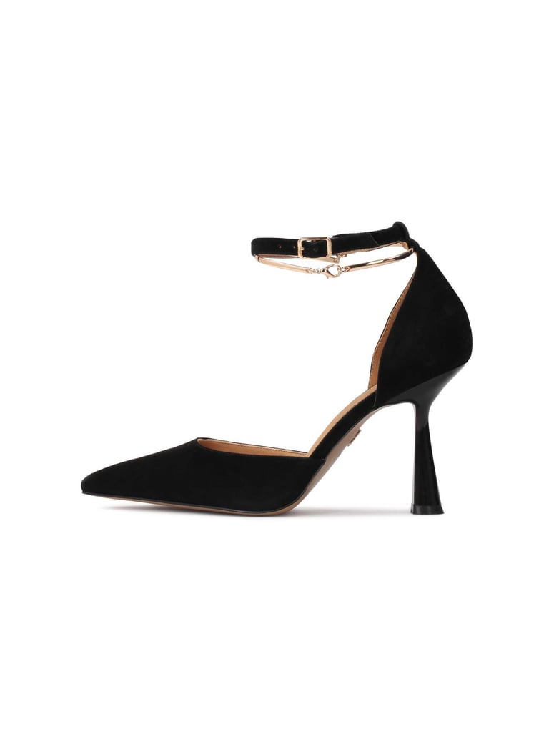 Kazar-Schwarze-Wildlederpumps-mit-einem-Armban