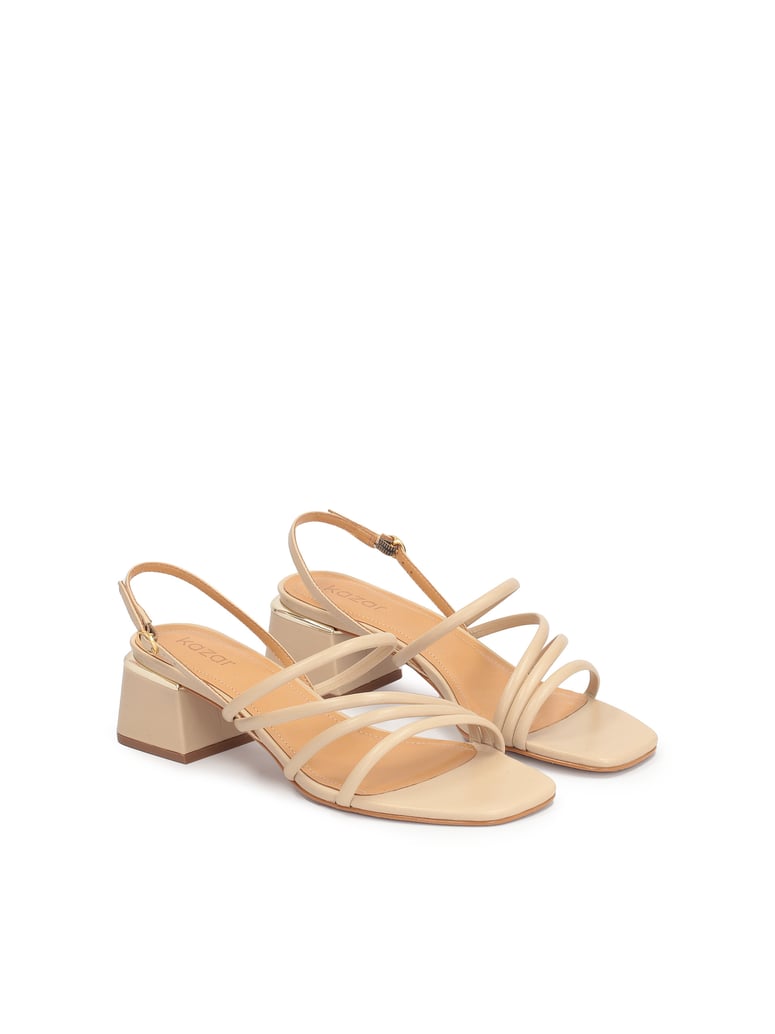 Kazar-Beige-Ledersandalen-für-Damen-auf-einem