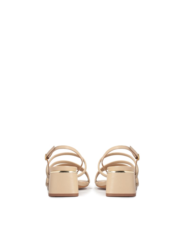 Kazar-Beige-Ledersandalen-für-Damen-auf-einem