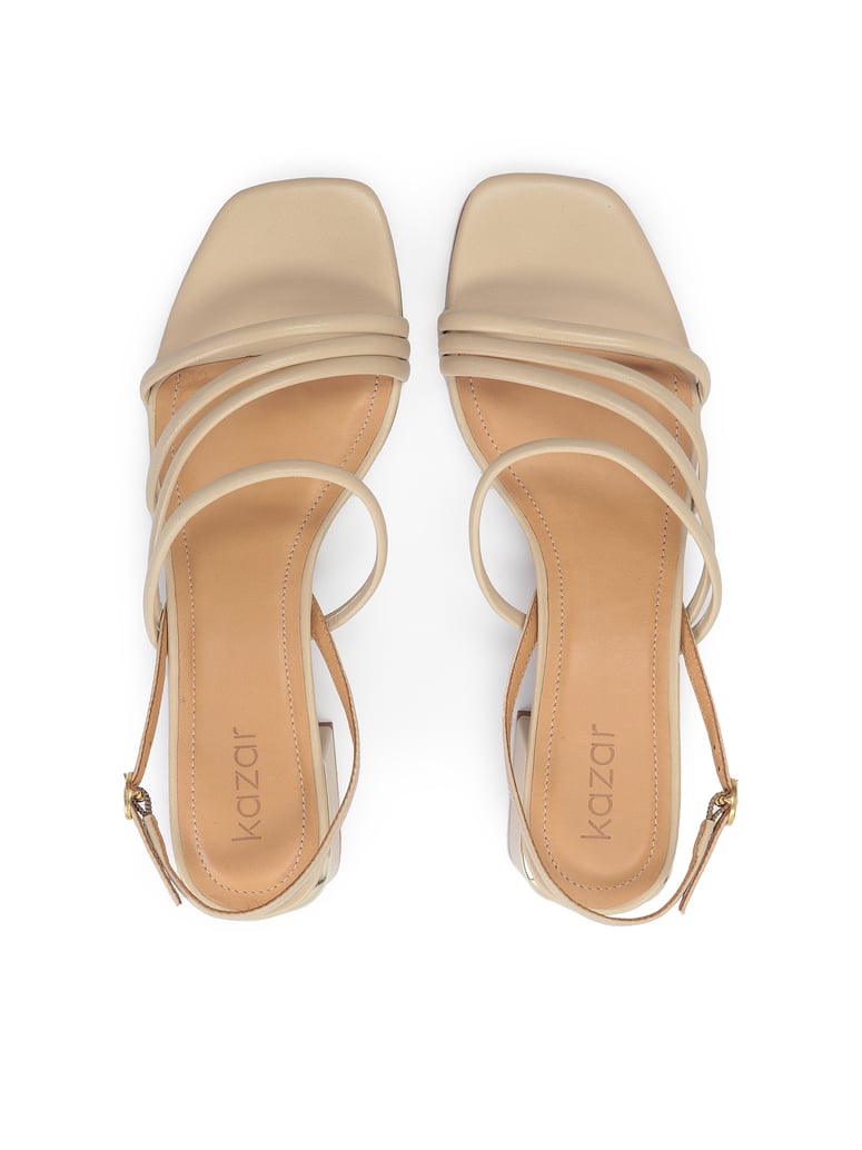 Kazar-Beige-Ledersandalen-für-Damen-auf-einem