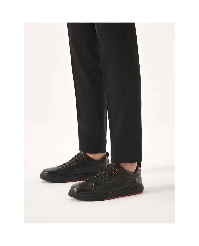 Kazar-Schwarze-Sneakers-aus-Leder-mit-Perforation-und-rotem-Einsatz-schwarz