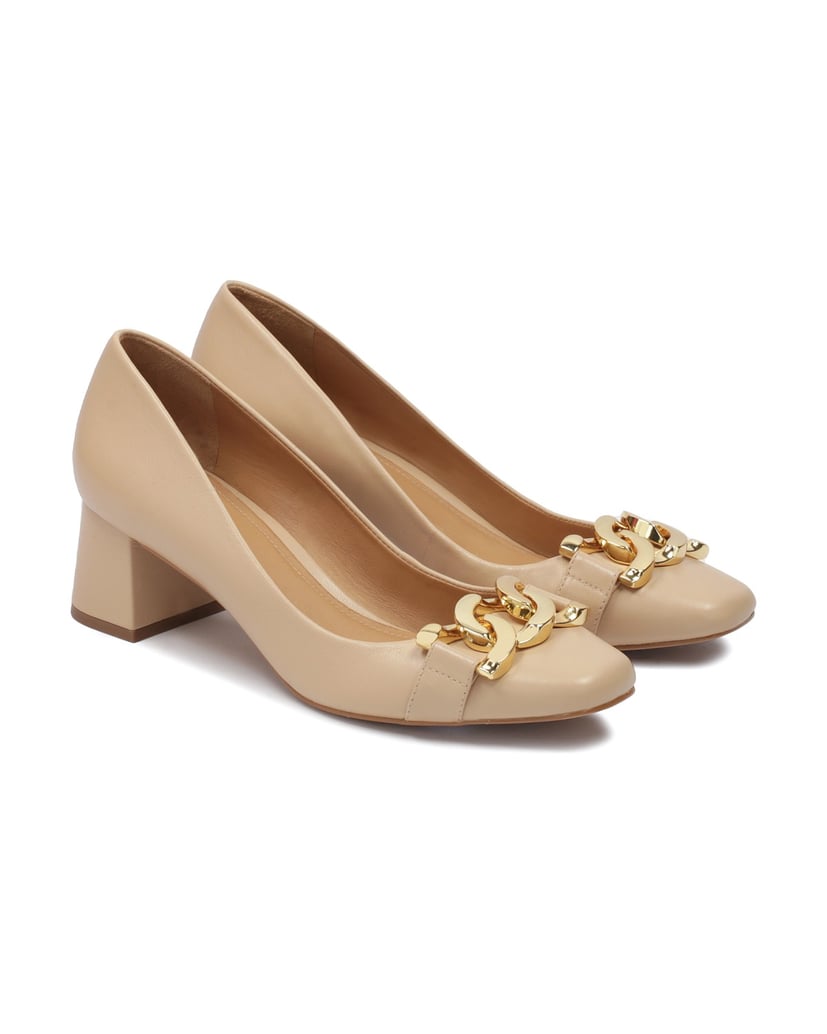 Kazar-Niedrige-Pumps-mit-Metallverzierung-beige