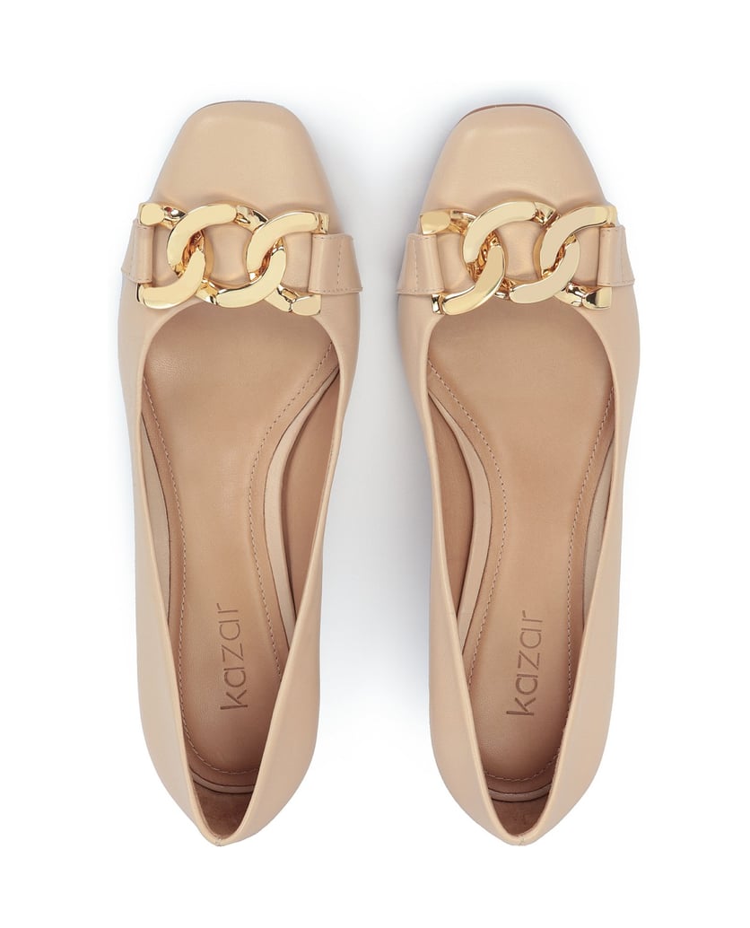 Kazar-Niedrige-Pumps-mit-Metallverzierung-beige