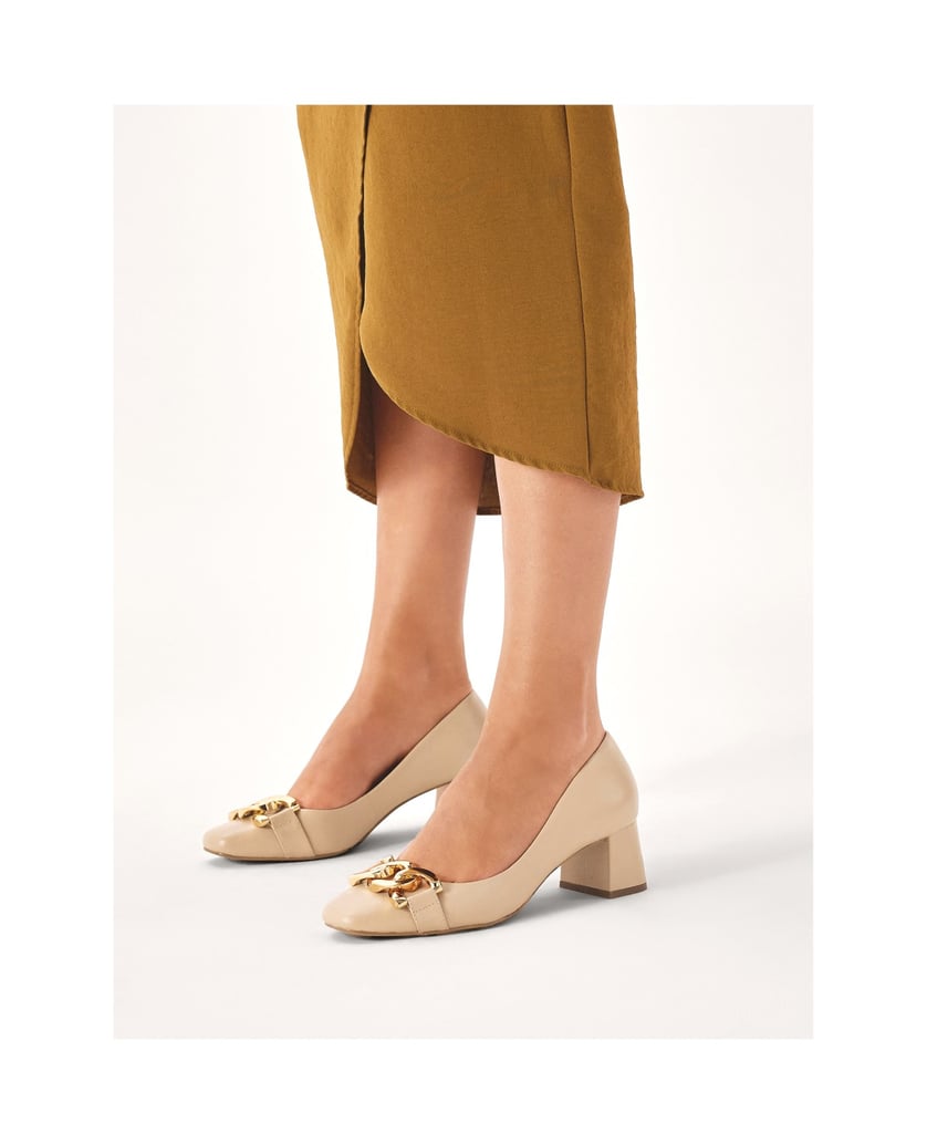 Kazar-Niedrige-Pumps-mit-Metallverzierung-beige