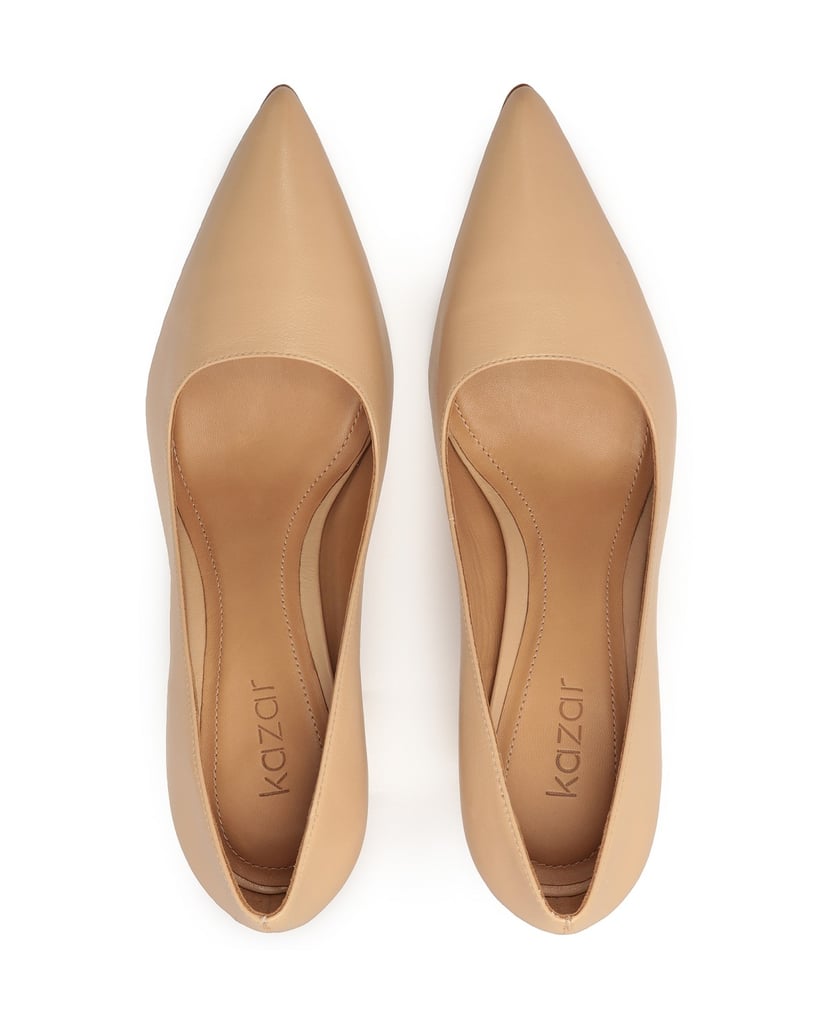 Kazar-Beigefarbene-Pumps-auf-einem-schmalen-Pf-beige