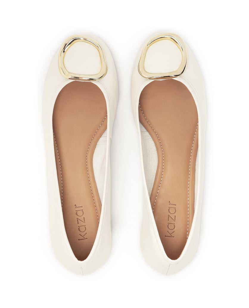 Kazar-Weiße-Lederballerinas-mit-Metallbrosche-verziert-weiss