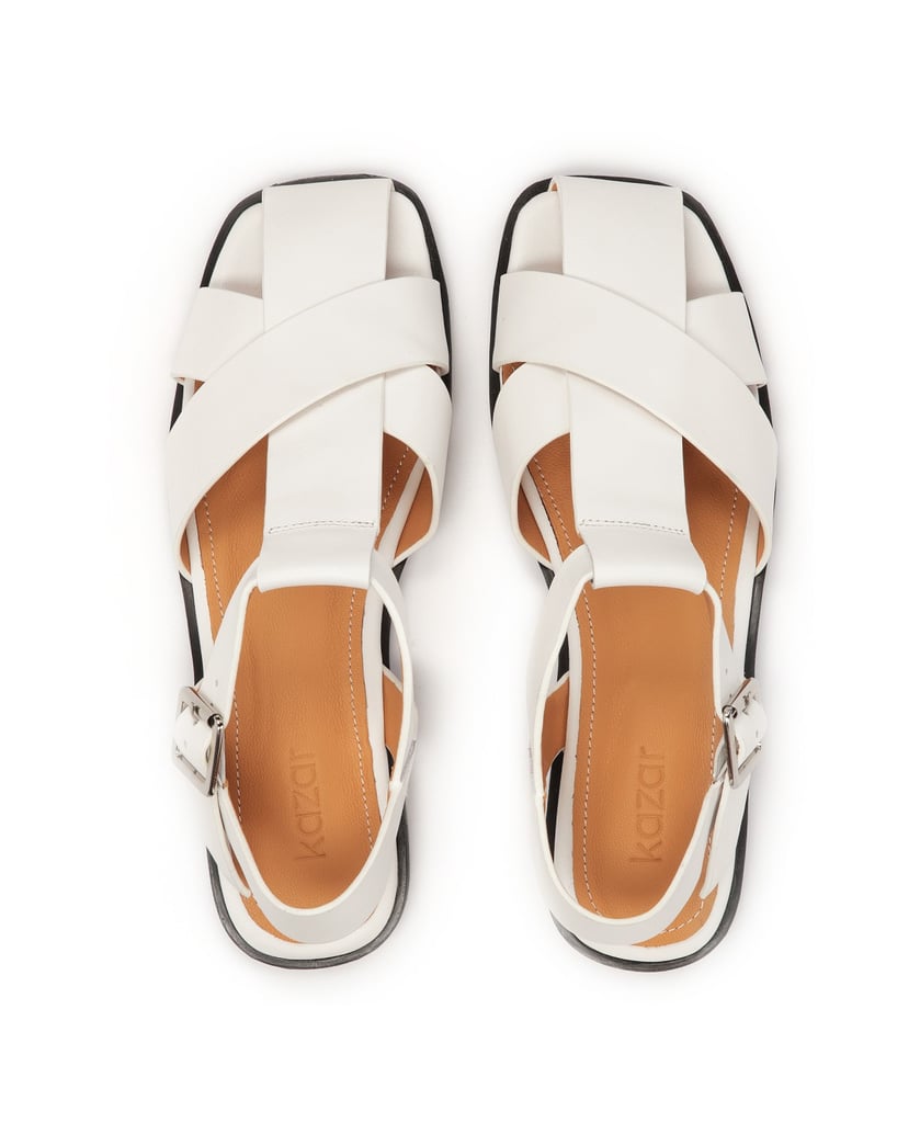 Kazar-Weiße-Sandalen-mit-einem-die-Zehen-überschattenden-Riemen-weiss