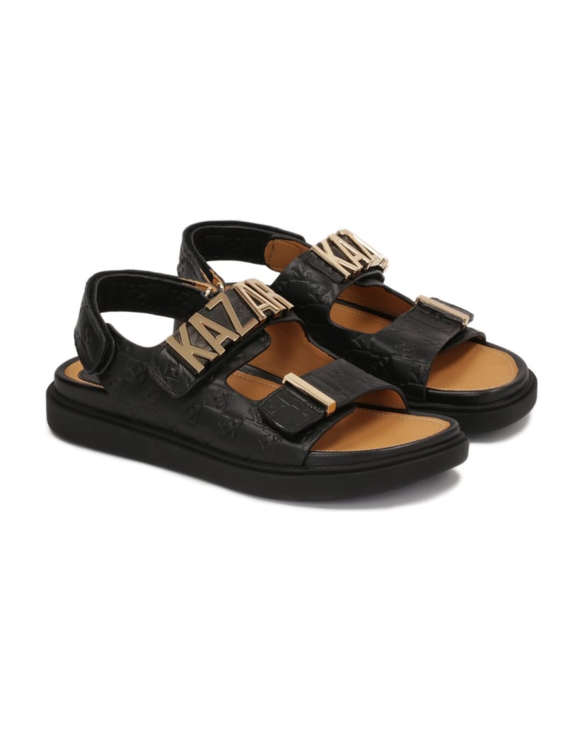 Kazar-Sandalen-mit-Schriftzug-und-Prägung-aus-Metall-schwarz