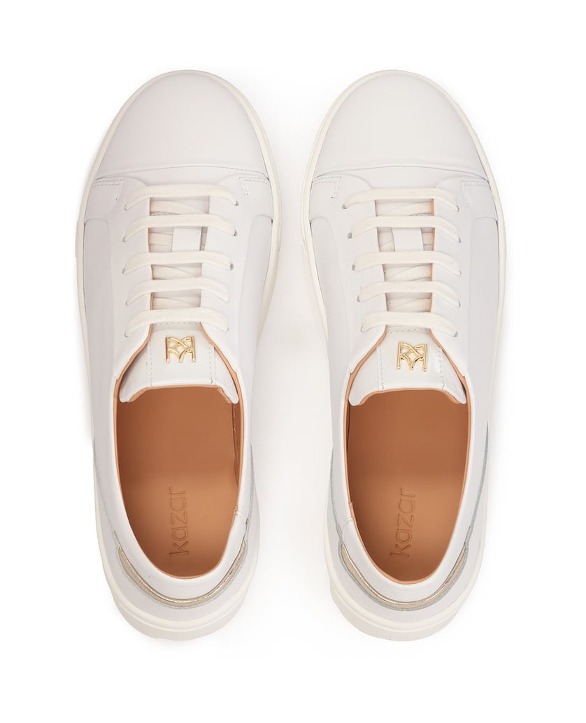 Kazar-Sneakers-aus-Leder-mit-goldenen-Elementen-weiss
