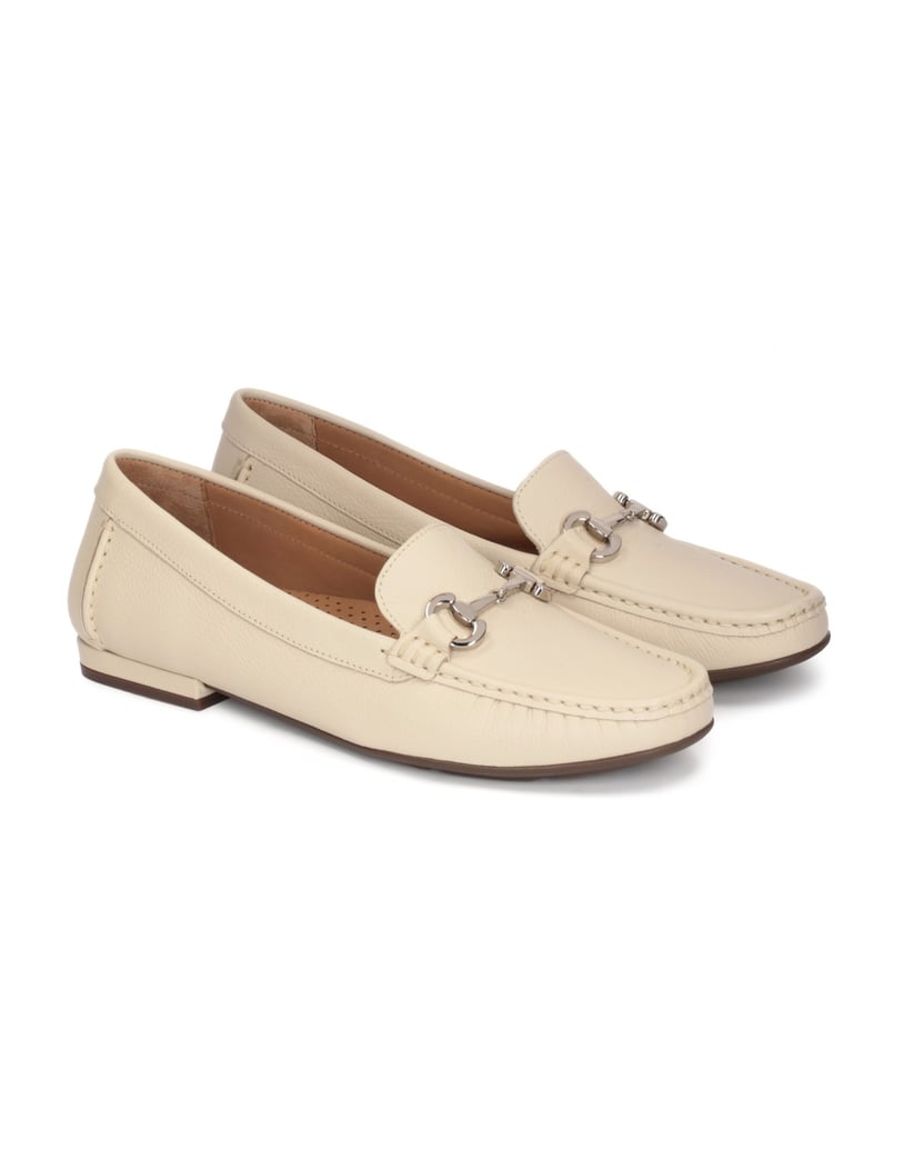 Kazar-Mokassins-aus-Leder-mit-einer-Metallklammer-beige