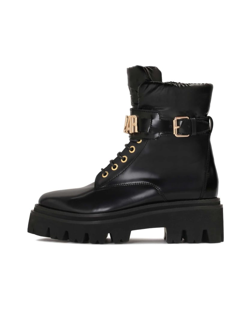 Kazar-Flache-Damenstiefel-aus-Leder-mit-Riemen,-verziert-mit-Metallbuchstaben-schwarz