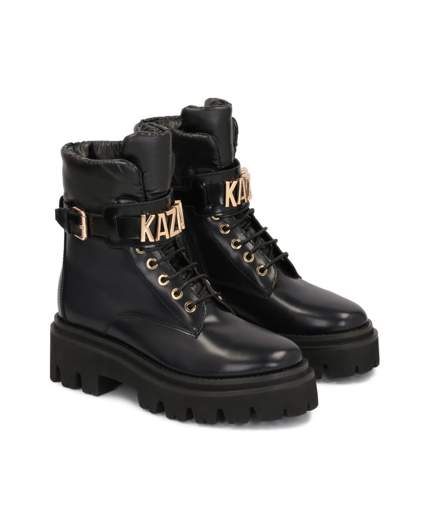 Kazar-Flache-Damenstiefel-aus-Leder-mit-Riemen,-verziert-mit-Metallbuchstaben-schwarz