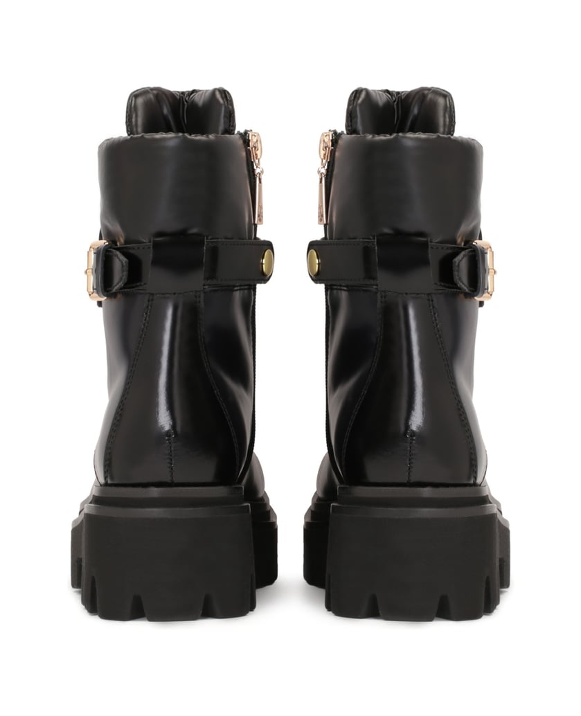 Kazar-Flache-Damenstiefel-aus-Leder-mit-Riemen,-verziert-mit-Metallbuchstaben-schwarz