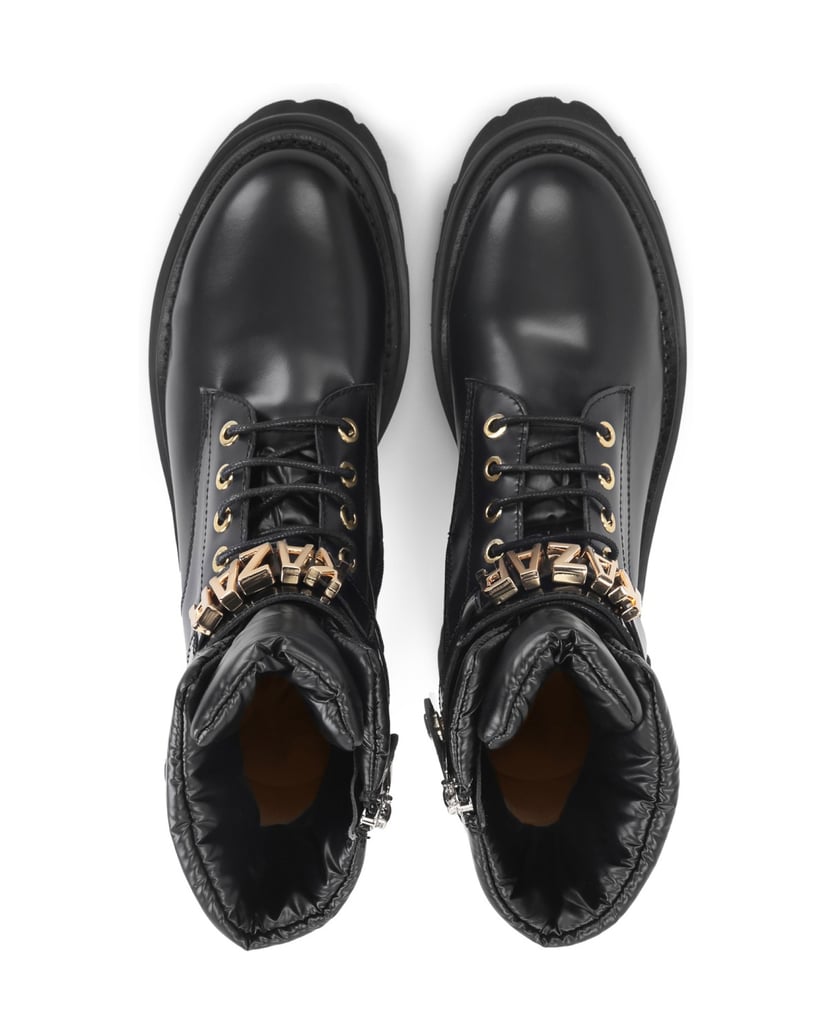 Kazar-Flache-Damenstiefel-aus-Leder-mit-Riemen,-verziert-mit-Metallbuchstaben-schwarz