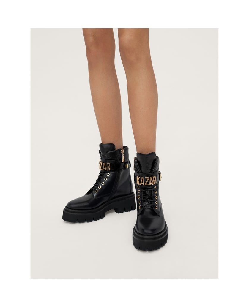 Kazar-Flache-Damenstiefel-aus-Leder-mit-Riemen,-verziert-mit-Metallbuchstaben-schwarz