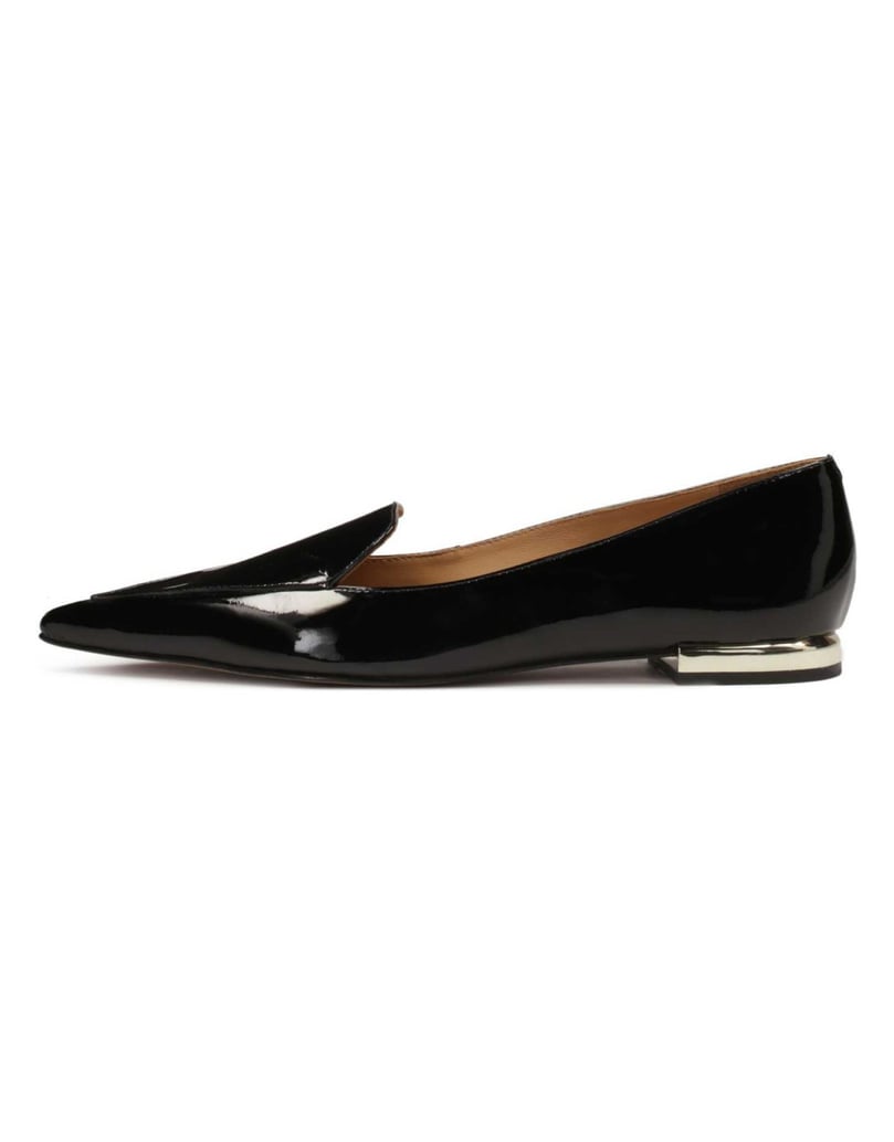 Kazar-Flache-Pumps-aus-Lackleder-mit-goldenem-Absatz-schwarz