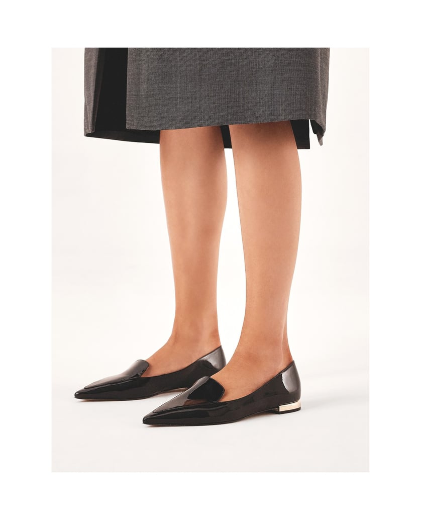 Kazar-Flache-Pumps-aus-Lackleder-mit-goldenem-Absatz-schwarz