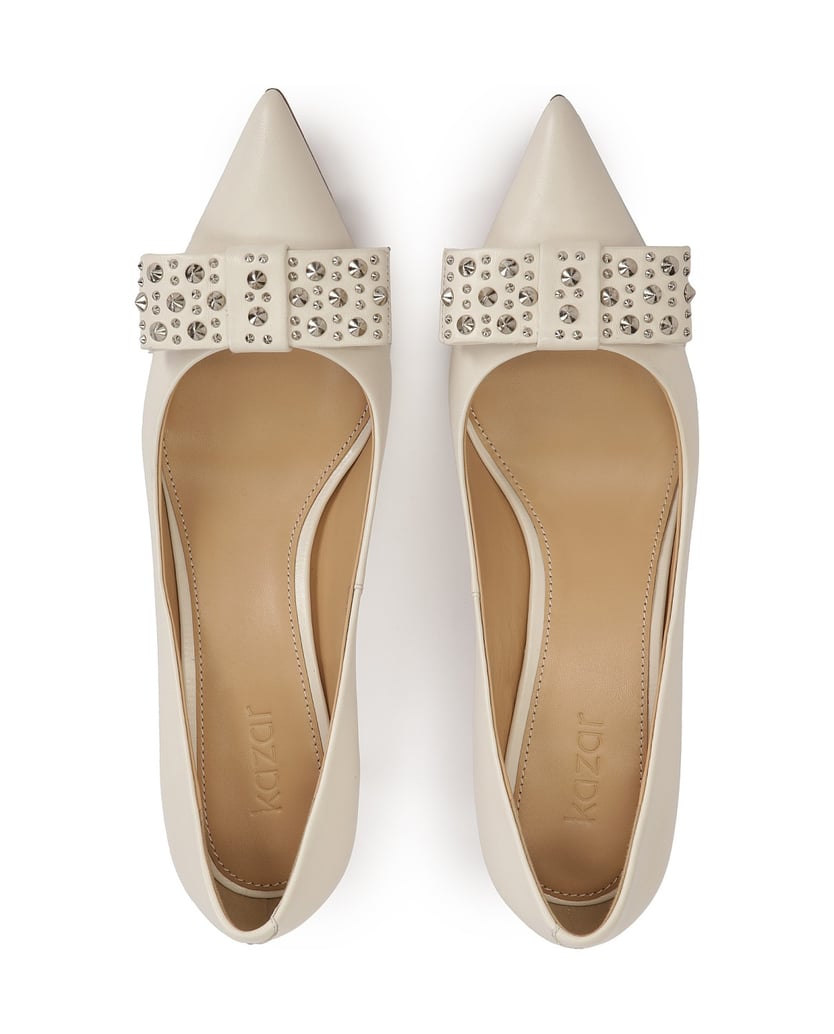 Kazar-Cremefarbene-Pumps-mit-Strassschleife-weiss