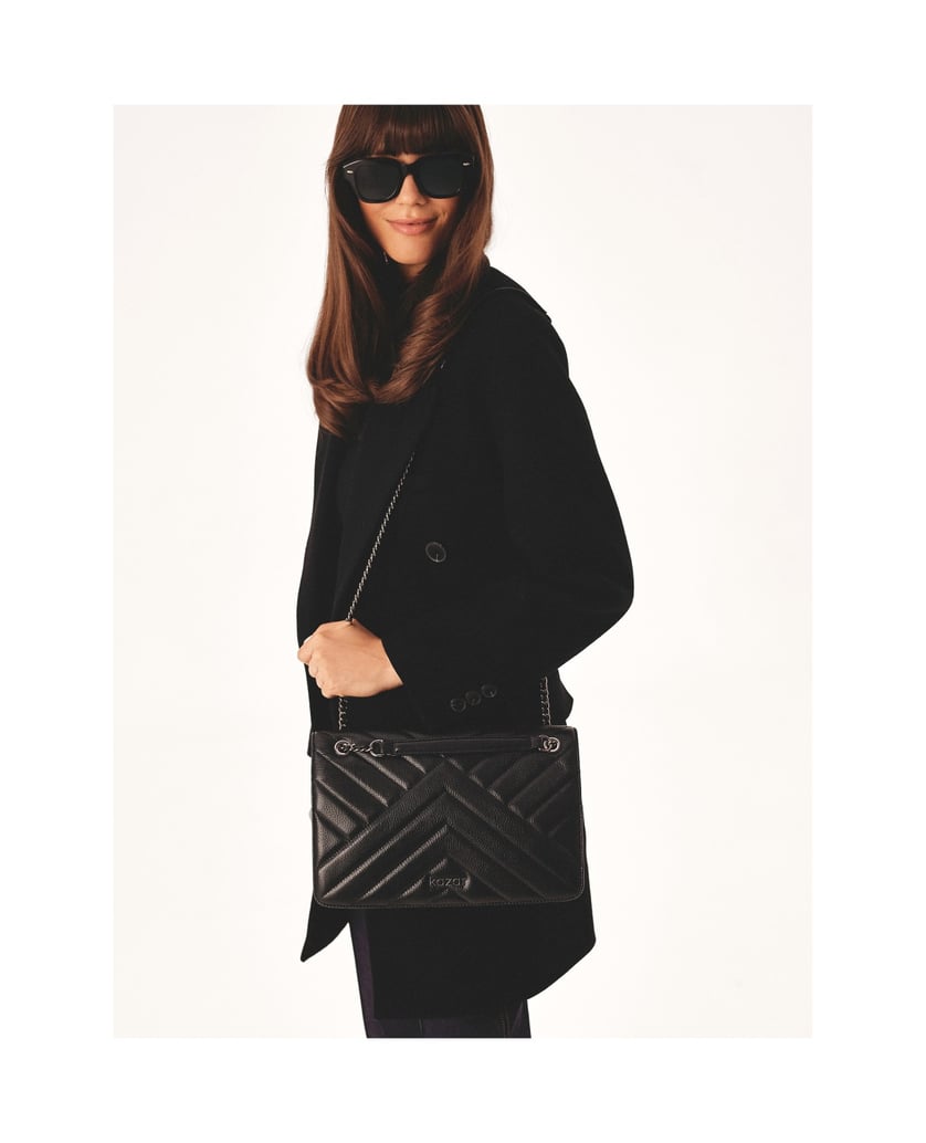 Kazar-Schwarze-verschnörkelte-Handtasche-an-einer-Kette-hängend-schwarz