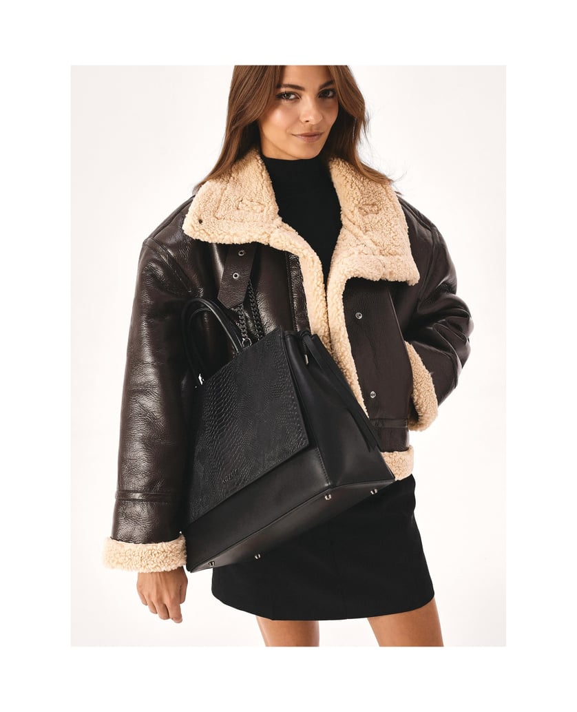 Kazar-Einzigartig-geformte-Handtasche-mit-geprägtem-Design-schwarz