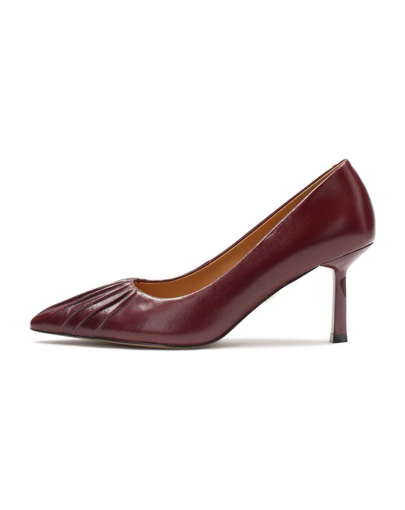 Kazar-Maroon-Pumps-mit-einer-markanten-Kerbe-in-der-Nase-rot