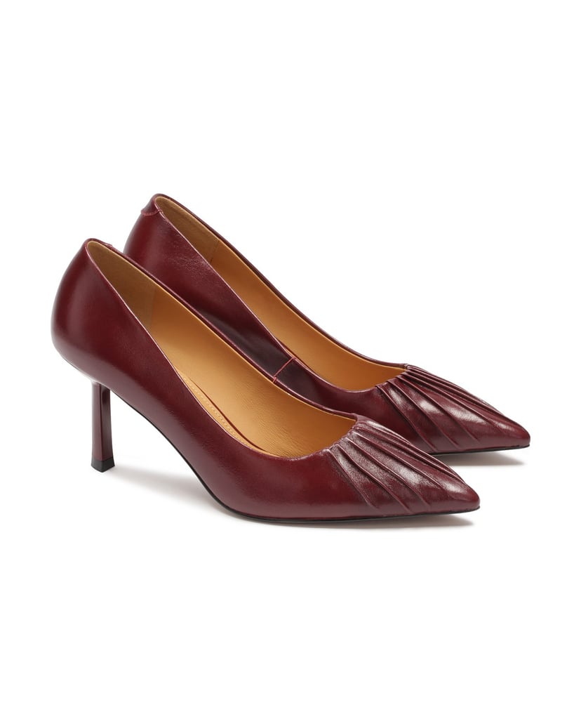 Kazar-Maroon-Pumps-mit-einer-markanten-Kerbe-in-der-Nase-rot