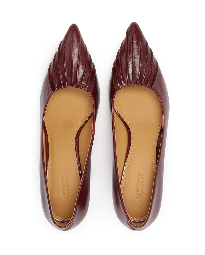 Kazar-Maroon-Pumps-mit-einer-markanten-Kerbe-in-der-Nase-rot