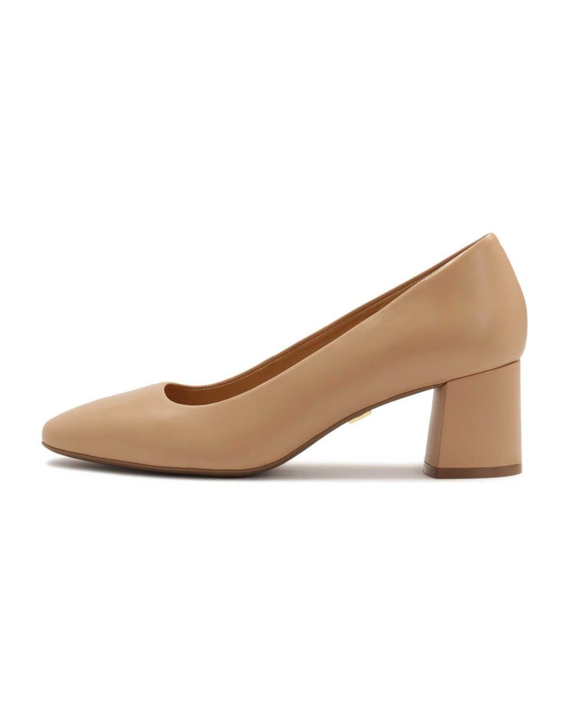 Kazar-Beigefarbene-Pumps-an-einem-Pfosten-beige