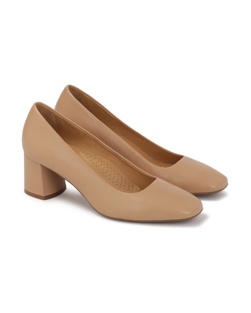 Kazar-Beigefarbene-Pumps-an-einem-Pfosten-beige